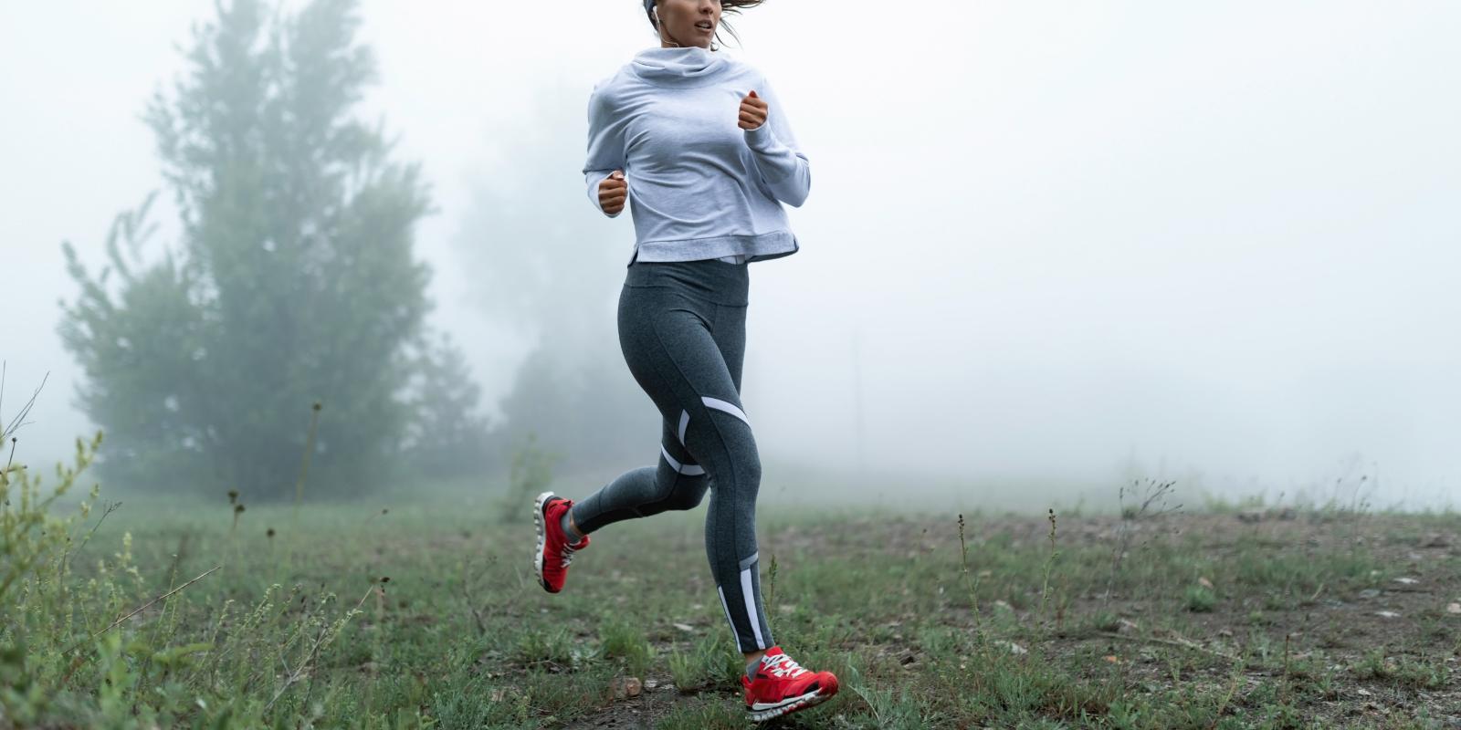 mujer practicnado deporte