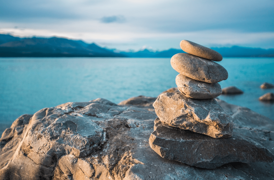 Figura con piedras en un mar en calma
