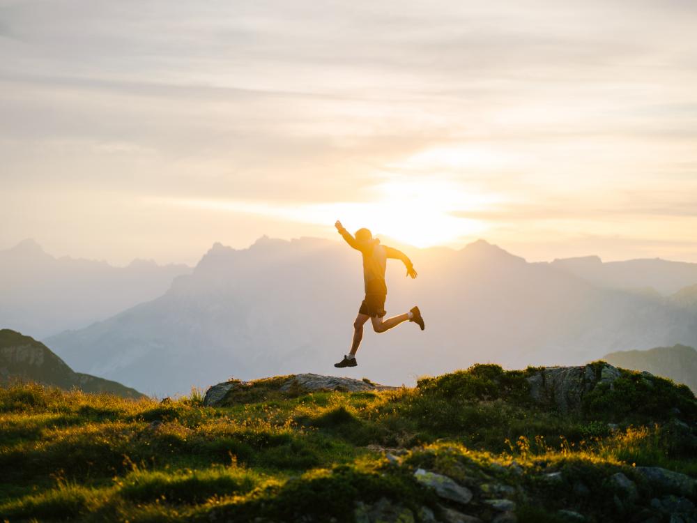 self bank banco de inversion persona saltando