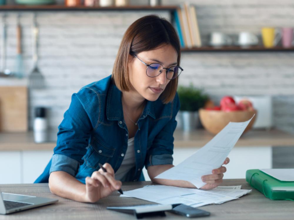 Chica revisando documentos