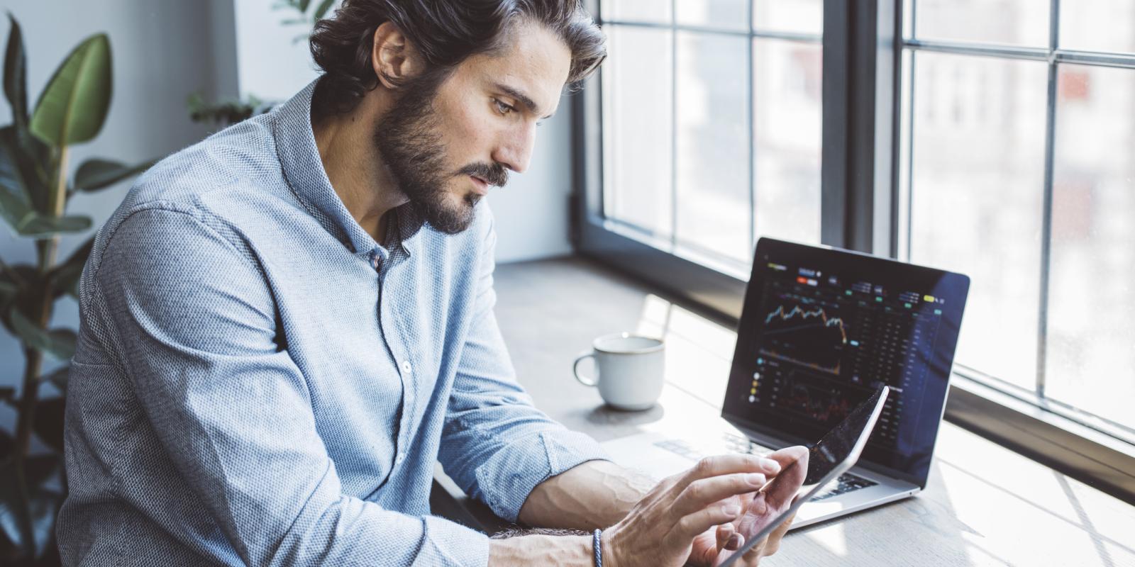 persona pidiendo un credito pignorado