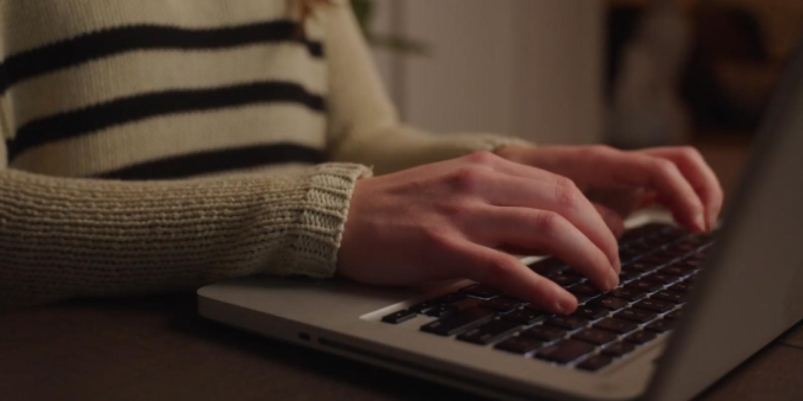 Mujer escribiendo en teclado de ordenador
